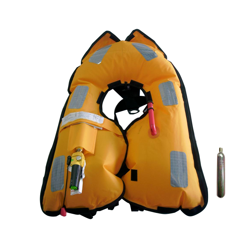 El propósito y principio de funcionamiento de los chalecos salvavidas inflables.