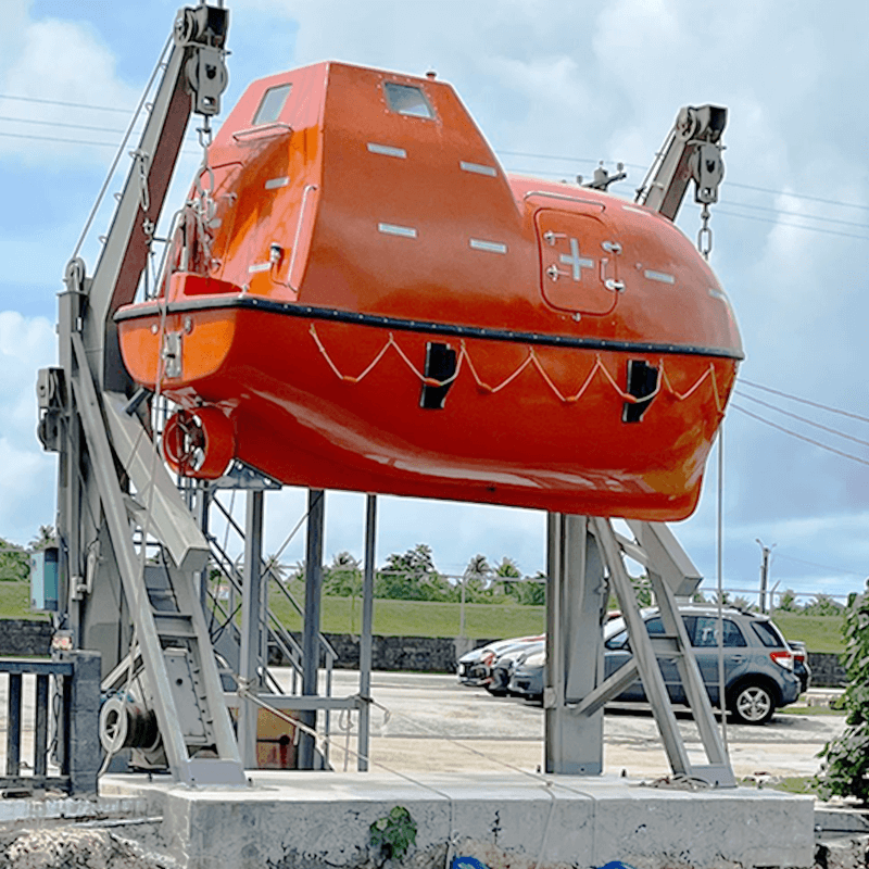 bote salvavidas cerrado