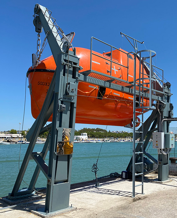 Centro de formación de tripulaciones de España - Bote salvavidas y bote de rescate