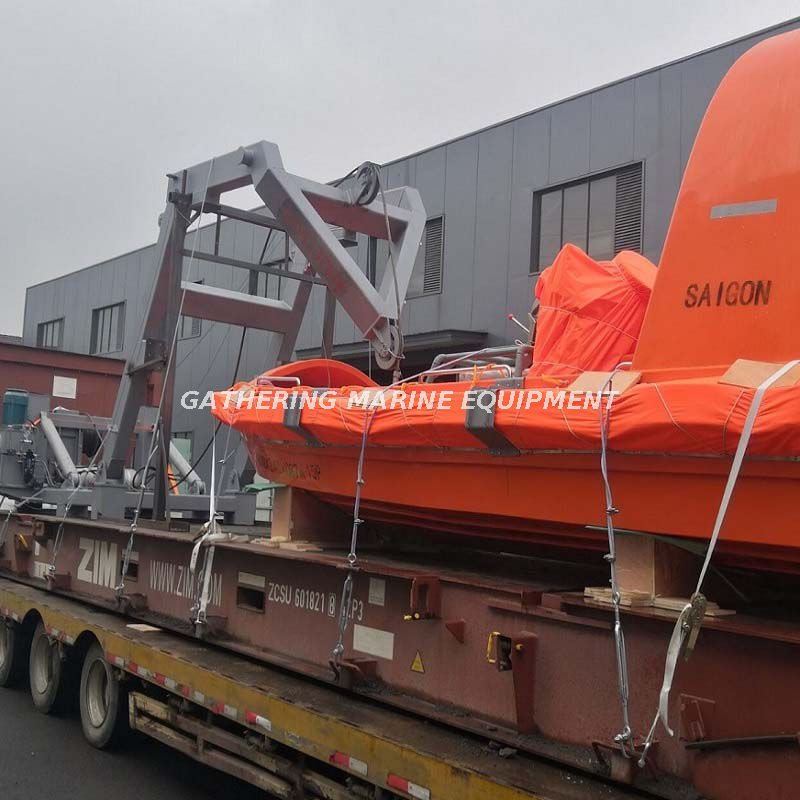 Un bote de rescate tipo pescante y FRC